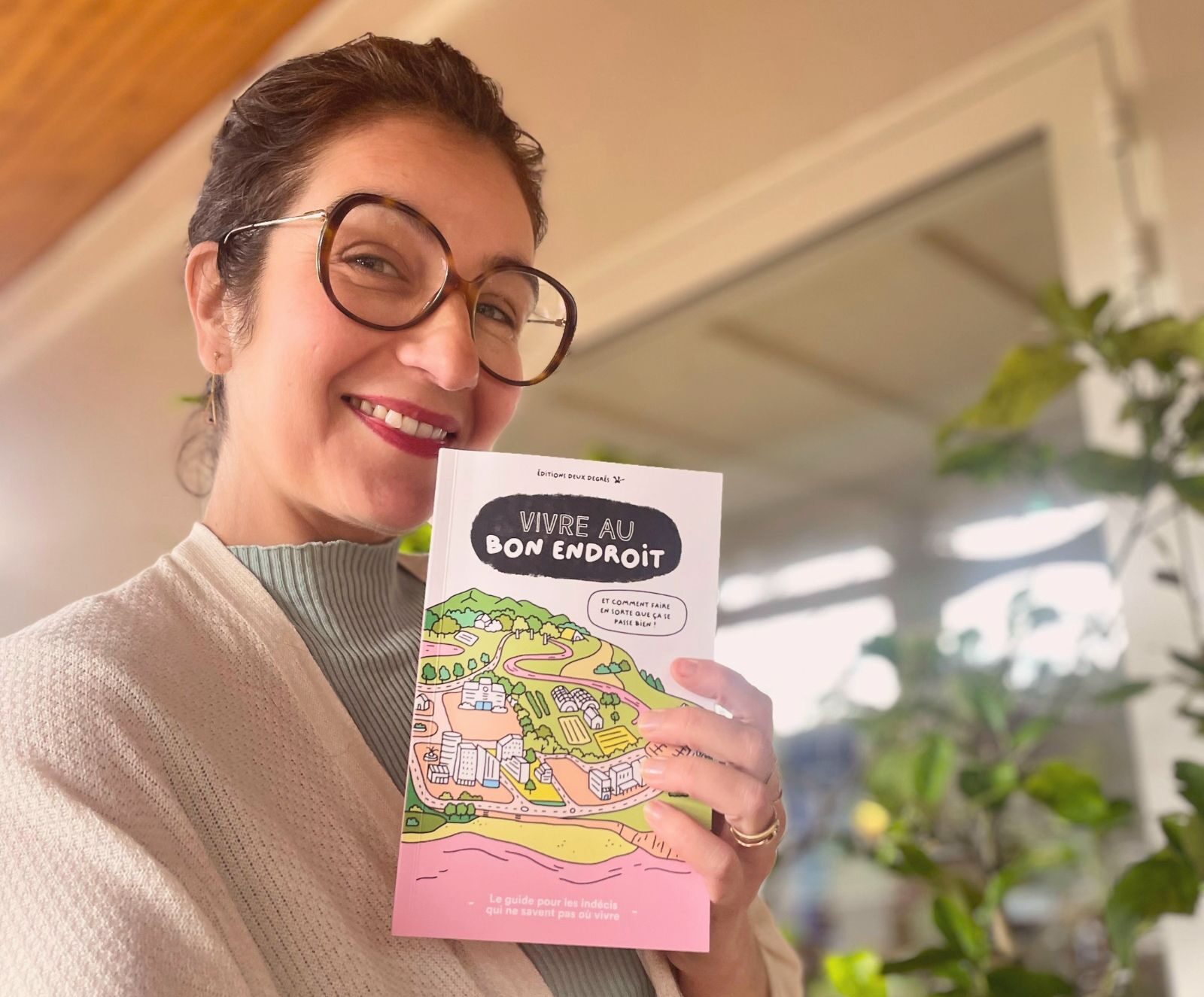 Valérie Bauhain tient le guide Vivre au bon endroit pour choisir sa ville idéale