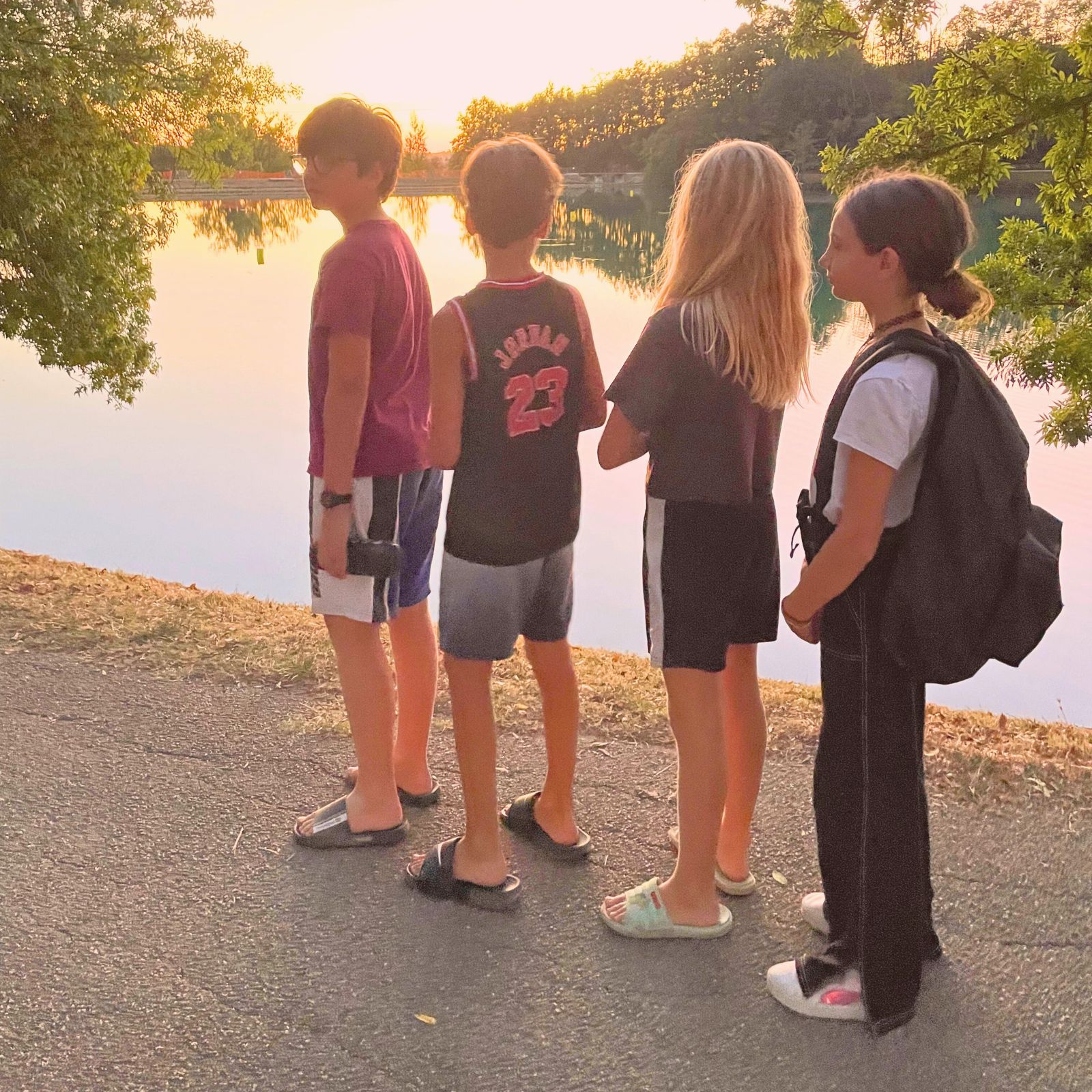 Enfant qui accueille ses meilleurs amis pendant les vacances après un déménagement en famille