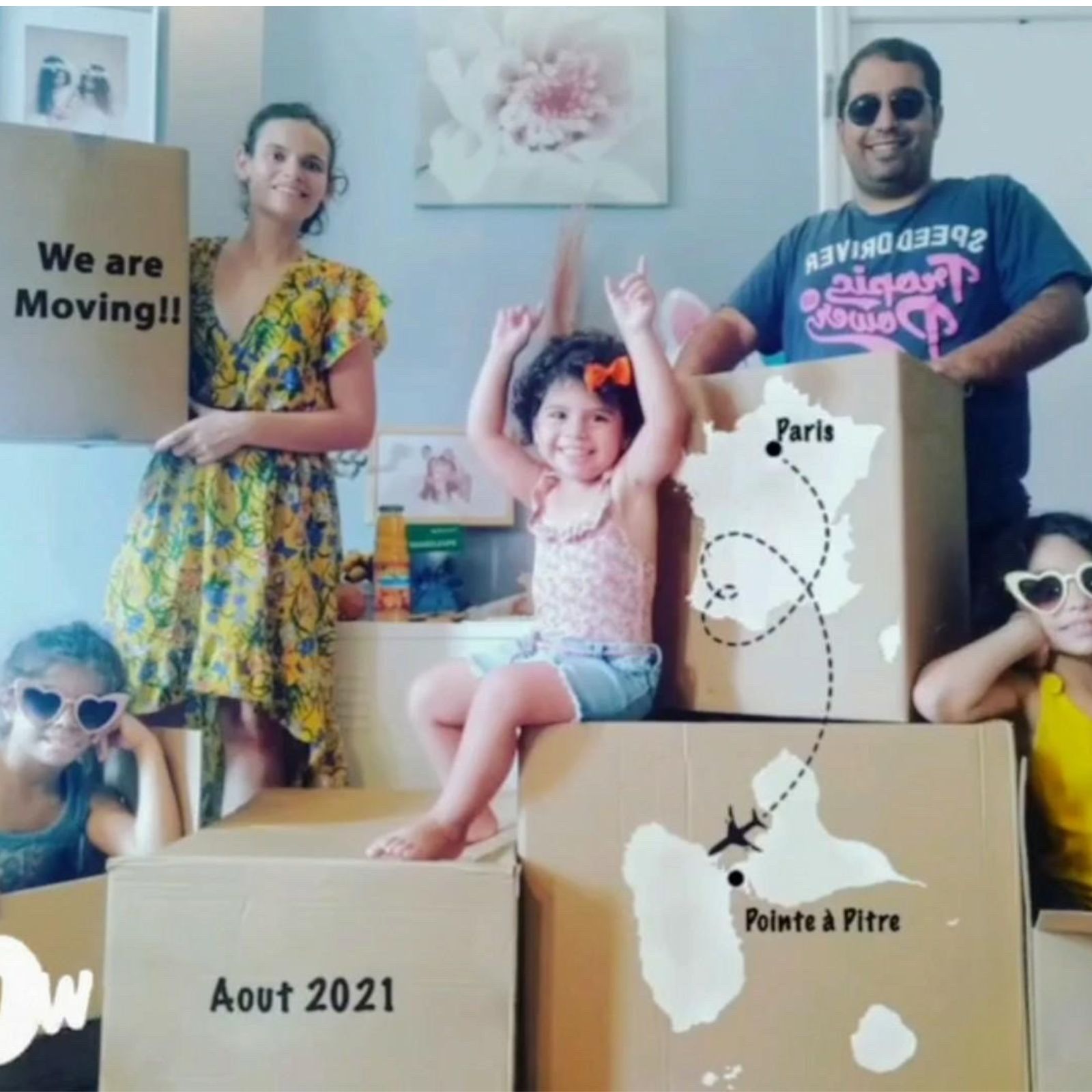 Enfant qui dit au revoir à ses copains en visio avant un déménagement en famille