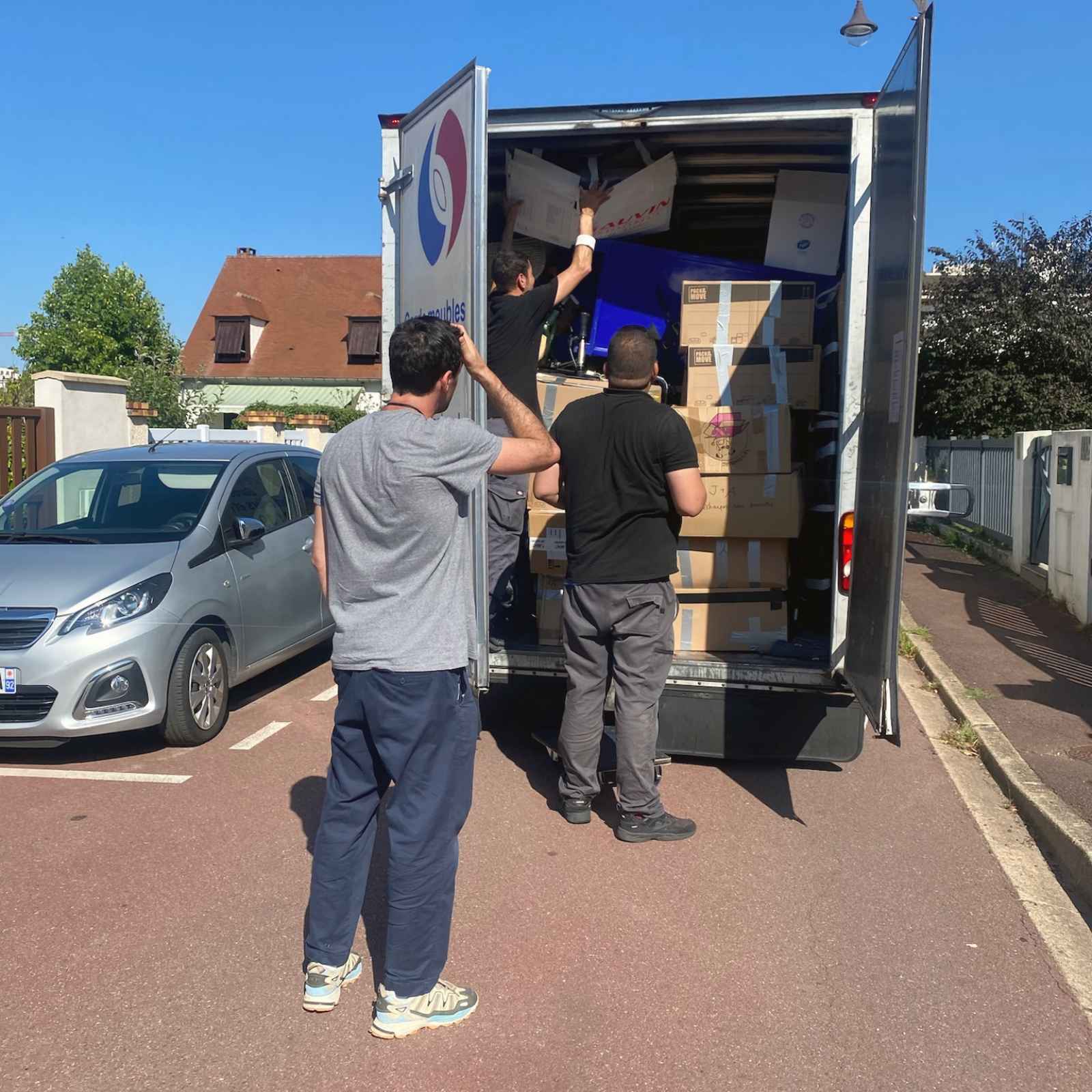 Stress du déménagement : homme stressé devant son camion rempli de cartons